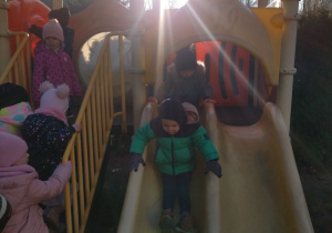 dzieci zjeżdżają