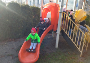 zabawy na zjeżdżalni