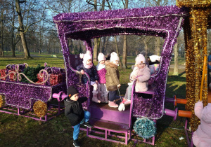 świąteczny pociąg w parku