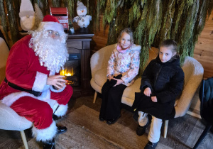 Maja i Helena spotkanie z Mikołajem