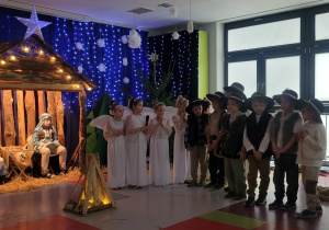 Anioły i górale składają pokłony Jezuskowi.