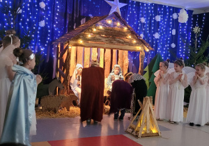 Trzej królowie oddają pokłony Jezusowi.