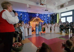 Pani Prezydent dziękuje przedszkolakom.