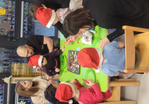 dzieci z rodzicami przy stole