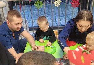 wykonywanie świątecznej ozdoby