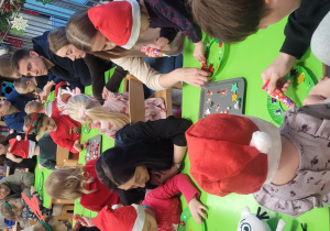 dzieci i rodzice przy stolikach