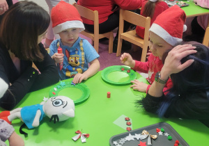 ozdabianie świątecznego wieńca