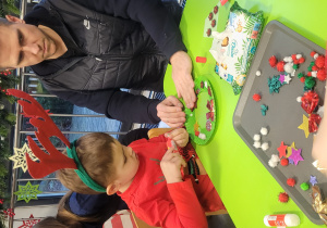 praca plastyczna przy stolikach