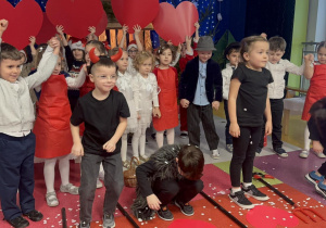 Dzieci śpiewają piosenkę