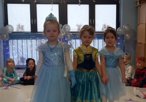 Księżniczki krainy lodu na lodowym dywanie.