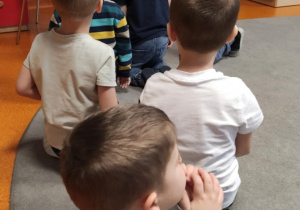 Mama Antosia czyta dzieciom bajkę