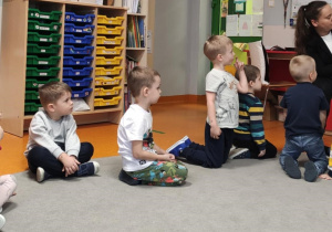 Mama Antosia czyta dzieciom bajkę