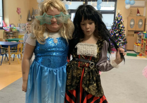 Dziewczynki prezentują swoje stroje