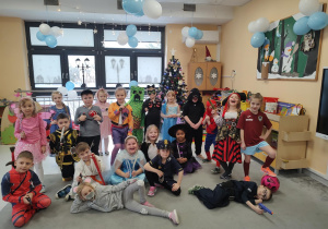 Wspólne zdjęcie w strojach karnawałowych