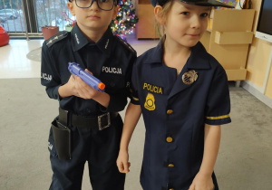 Dzieci przebrane za policjantów