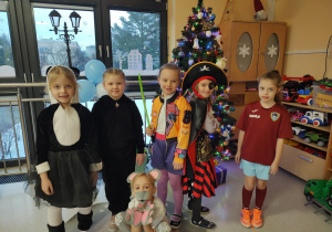 Dziewczynki pozują do zdjęcia