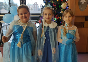 Trzy dziewczynki przebrane za Elzę - postać z bajki