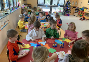 Wykonywanie pracy plastycznej przy stolikach