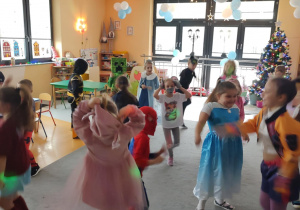 Dzieci tańczą do znanych piosenek
