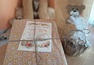 Pakowanie laurek dla mieszkańców dps