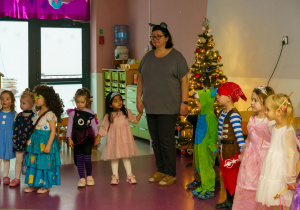 dzieci w przebraniach