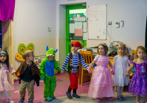 dzieci stoją w kręgu