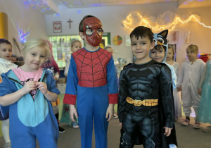 Dzieci prezentują swoje stroje