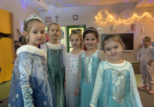 Dziewczynki w swoich balowych przebraniach