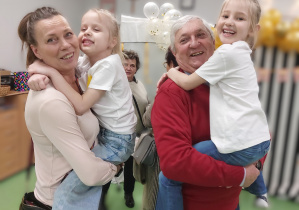 Pamiątkowe zdjęcie z dziadkami