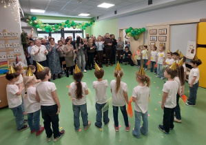 Dzieci składają życzenia swoim dziadkom