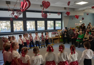 Dzieci śpiewają piosenkę dla Babci i Dziadka.