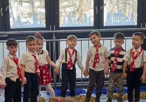 Chłopcy w galowym stroju