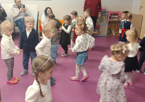 dzieci tańczą