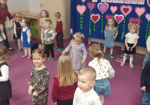 dzieci uśmiechają się do gości