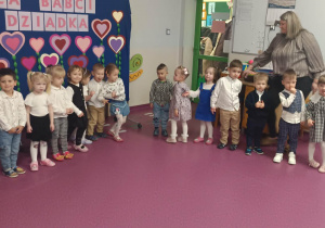 dzieci ustawione w półkole