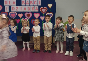 dzieci śpiewają piosenkę