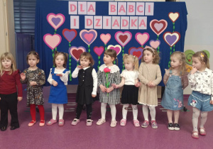 dziewczynki mówią wiersz