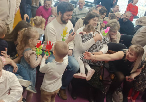 dzieci wręczają prezenty dziadkom