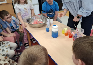 Z zaciekawieniem ogladają kolejny etap doświadczeń