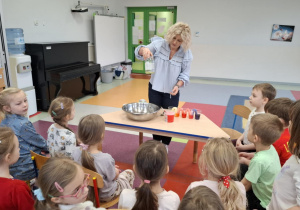 ciąg dalszy:Z zaciekawieniem ogladają kolejny etap doświadczeń