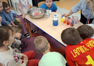 dzieci ogladają rezultaty doświadczenia