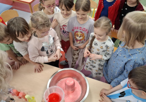 Z zaciekawieniem ogladają finalny etap doświadczeń