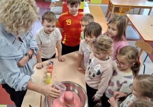 Z zaciekawieniem ogladają finalny etap doświadczeń