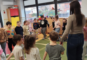 Wspólne odśpiewanie piosenki o emocjach