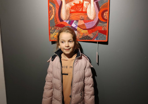 Dziewczynka prezentuje ulubioną pracę