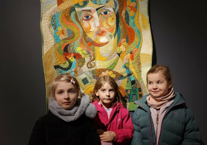 Dziewczynki pozują przy patchworku