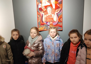 Dzieci pozują przy ulubionym dziele