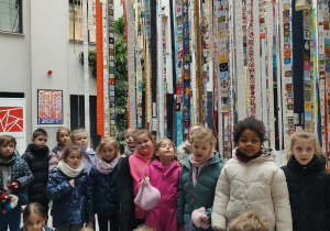 Dzieci zwiedzają wystawę