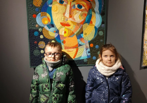 Chłopiec z dziewczynką pozują przy patchworku