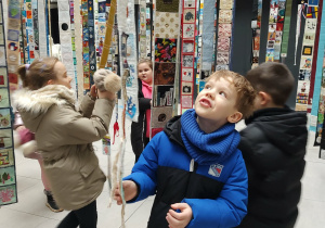 Chłopiec z zainteresowaniem ogląda wystawę